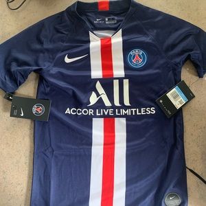 PSG authentic jersey has size youth medium.